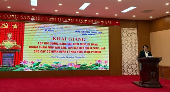 Khai giảng Lớp “Bồi dưỡng nâng cao kiến thức, kỹ năng phân tích, tổng hợp đánh giá tác động của kịch bản chính sách trong tham mưu văn bản, văn bản quy phạm pháp luật cho các cơ quan quản lý nhà nước ở địa phương, truyền thông chính sách”. tỉnh Phú Thọ